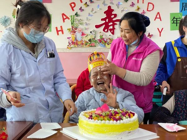 成都市郫都區(qū)頤園養(yǎng)老院：溫情滿滿的集體生日會