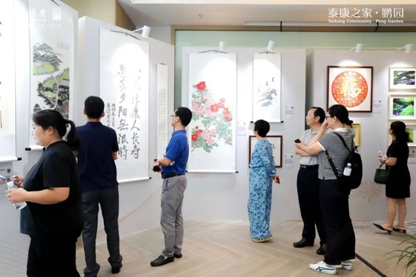 作品展吸引眾多賓客駐足觀賞