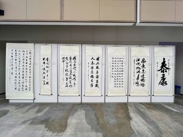 泰康之家桂園詩(shī)畫(huà)書(shū)影展盛大開(kāi)幕，共享繁華禮贊黨恩