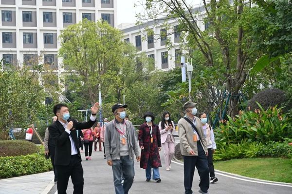 泰康之家桂園詩(shī)畫(huà)書(shū)影展盛大開(kāi)幕，共享繁華禮贊黨恩