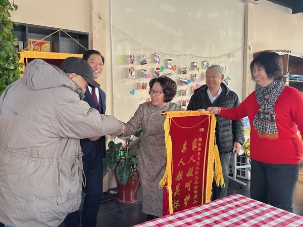 恩愛夫妻養(yǎng)老院里重聚，家屬齊送錦旗感謝陶樂家