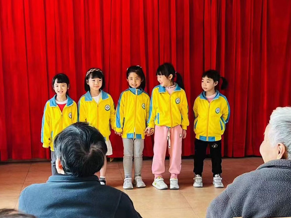 花山鎮(zhèn)敬老院丨幼兒園師生來(lái)院慰問，爺爺奶奶感受隔代人的陽(yáng)光活力