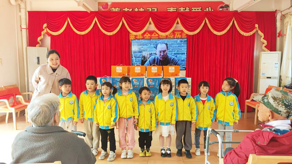 花山鎮(zhèn)敬老院丨幼兒園師生來(lái)院慰問，爺爺奶奶感受隔代人的陽(yáng)光活力