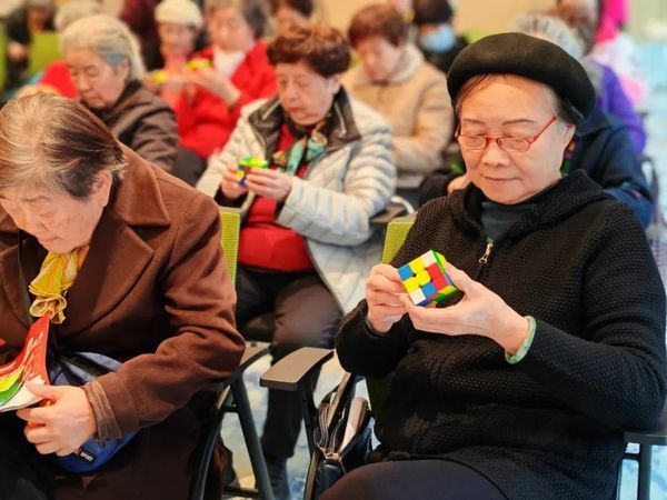 泰康之家渝園居民趙阿姨的魔方之旅——從愛好者到社區(qū)魔方老師，煥發(fā)銀發(fā)智慧！