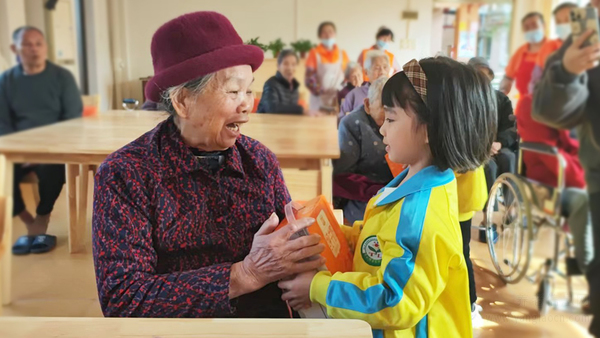 花山鎮(zhèn)敬老院丨幼兒園師生來(lái)院慰問，爺爺奶奶感受隔代人的陽(yáng)光活力