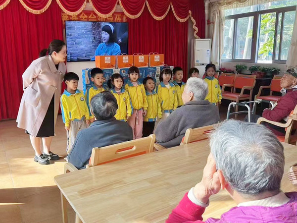 花山鎮(zhèn)敬老院丨幼兒園師生來(lái)院慰問，爺爺奶奶感受隔代人的陽(yáng)光活力