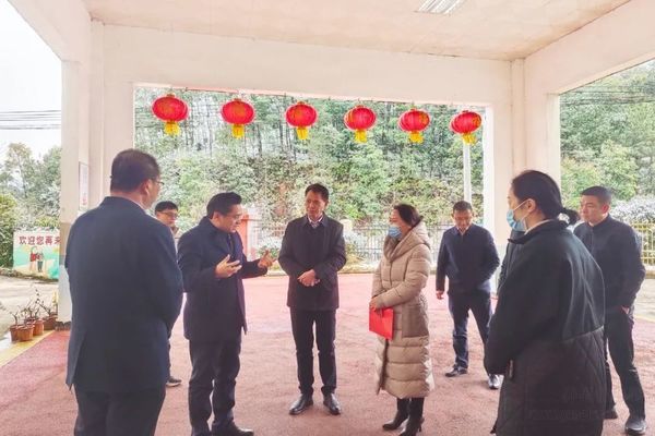 贛州市委常委、區(qū)委書記何善錦蒞臨南康區(qū)蟠桃園老年公寓走訪慰問??