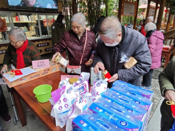 養(yǎng)老院趕集日，爺爺奶奶們滿載而歸