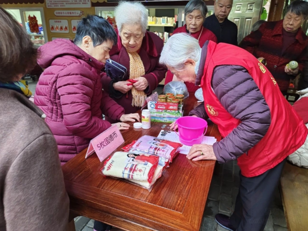 養(yǎng)老院趕集日，爺爺奶奶們滿載而歸