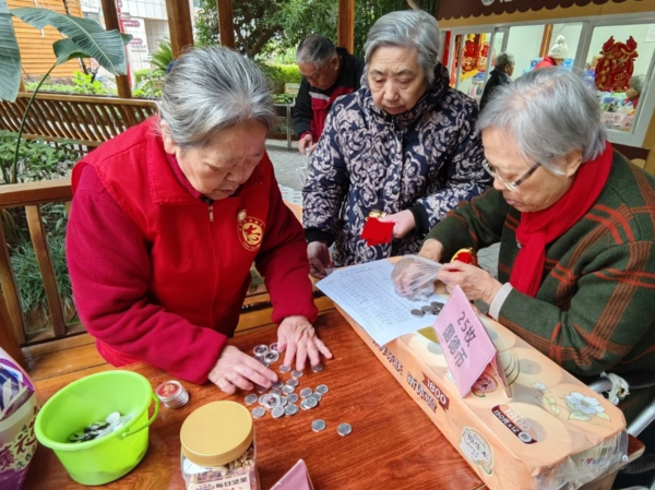 養(yǎng)老院趕集日，爺爺奶奶們滿載而歸