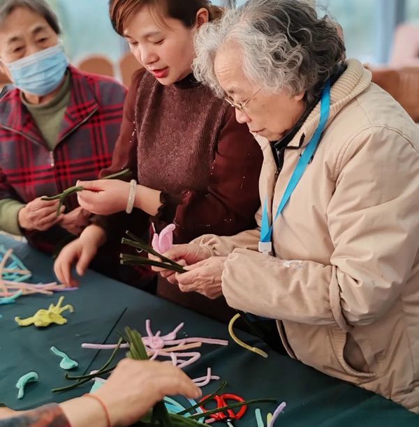 老年生活新風(fēng)尚：灃東新城養(yǎng)老中心慶祝三八節(jié)的手工花制作