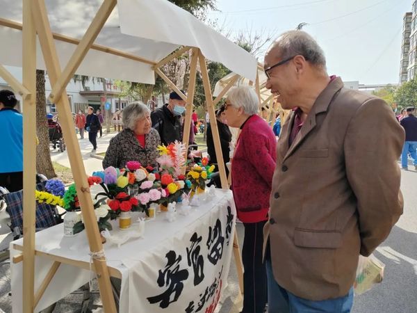 春風(fēng)十里不如你——灃東新城養(yǎng)老集市的溫馨瞬間分享