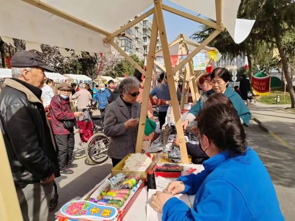 春風(fēng)十里不如你——灃東新城養(yǎng)老集市的溫馨瞬間分享