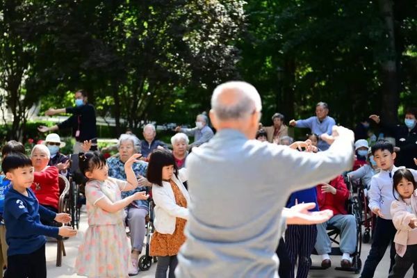 樂成養(yǎng)老×樂成教育 | 凡老還童：樂成代際融合人生攝影展開幕