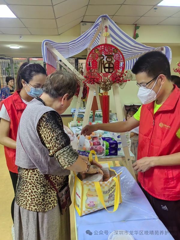 ‘繽紛美食節(jié)’在晚晴苑：長(zhǎng)者們的味蕾盛宴，勞動(dòng)與愛(ài)的溫暖傳遞