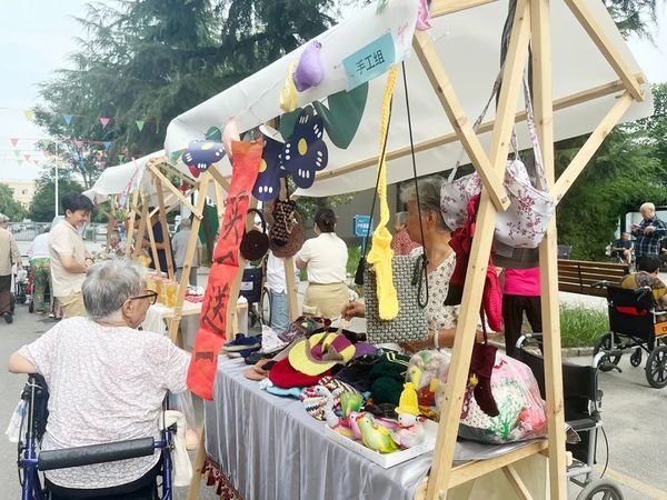 歡樂集市，溫馨服務(wù)：灃東新城老年服務(wù)中心為長者打造專屬休閑空間