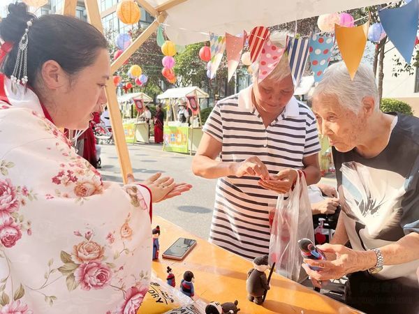 中秋佳節(jié)，溫情傳遞：中心副院長為長者送上節(jié)日祝福和月餅