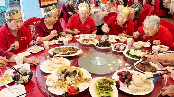 中秋佳節(jié)，溫情傳遞：中心副院長為長者送上節(jié)日祝福和月餅