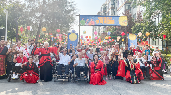 中秋佳節(jié)，溫情傳遞：中心副院長為長者送上節(jié)日祝福和月餅