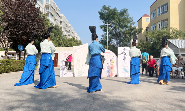 中秋佳節(jié)，溫情傳遞：中心副院長為長者送上節(jié)日祝福和月餅