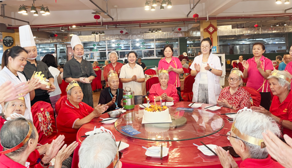 中秋佳節(jié)，溫情傳遞：中心副院長為長者送上節(jié)日祝福和月餅