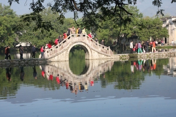 【長篇紀(jì)實(shí)游記報告文學(xué)亮點(diǎn)】走進(jìn)安徽宏村等景點(diǎn)：歡享大自然美景的人們