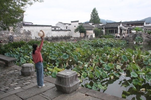 【長篇紀(jì)實(shí)游記報告文學(xué)亮點(diǎn)】走進(jìn)安徽宏村等景點(diǎn)：歡享大自然美景的人們