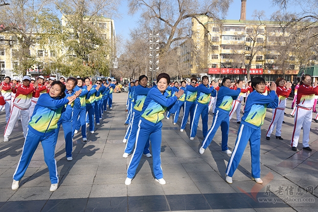 扎蘭屯市首屆最美夕陽(yáng)紅日月峽拍手健身廣場(chǎng)舞展演“開(kāi)演”【組圖】