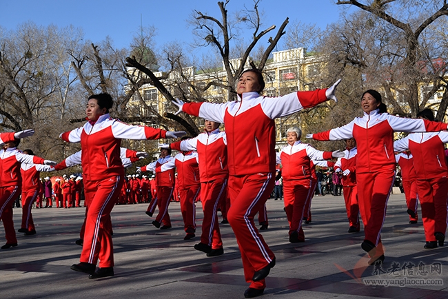 扎蘭屯市首屆最美夕陽(yáng)紅日月峽拍手健身廣場(chǎng)舞展演“開(kāi)演”【組圖】