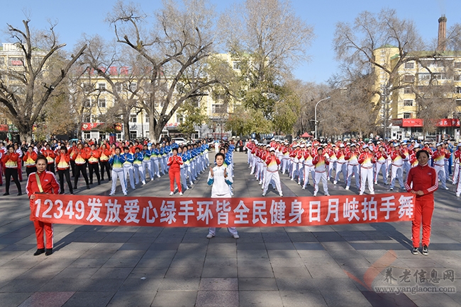 扎蘭屯市首屆最美夕陽(yáng)紅日月峽拍手健身廣場(chǎng)舞展演“開(kāi)演”【組圖】