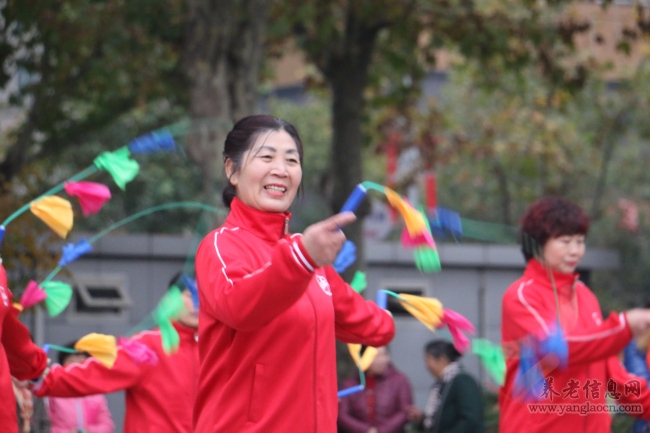 跳躍的花鍵、舞動(dòng)的花繩、燦爛的笑容傳遞出新時(shí)代老年人的幸福感【組圖】