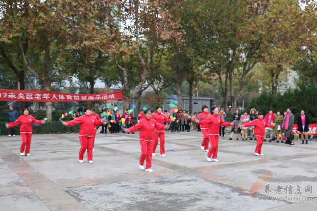 跳躍的花鍵、舞動(dòng)的花繩、燦爛的笑容傳遞出新時(shí)代老年人的幸福感【組圖】