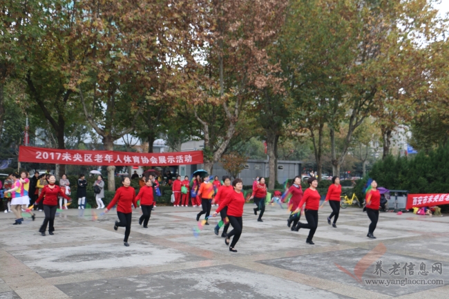 跳躍的花鍵、舞動(dòng)的花繩、燦爛的笑容傳遞出新時(shí)代老年人的幸福感【組圖】