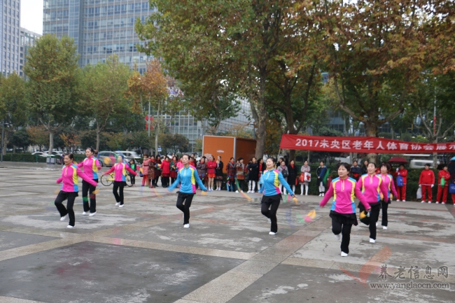 跳躍的花鍵、舞動(dòng)的花繩、燦爛的笑容傳遞出新時(shí)代老年人的幸福感【組圖】