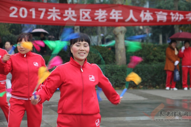 跳躍的花鍵、舞動(dòng)的花繩、燦爛的笑容傳遞出新時(shí)代老年人的幸福感【組圖】