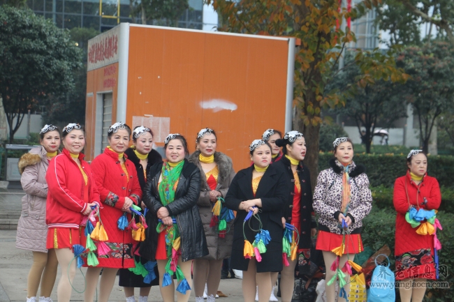 跳躍的花鍵、舞動(dòng)的花繩、燦爛的笑容傳遞出新時(shí)代老年人的幸福感【組圖】