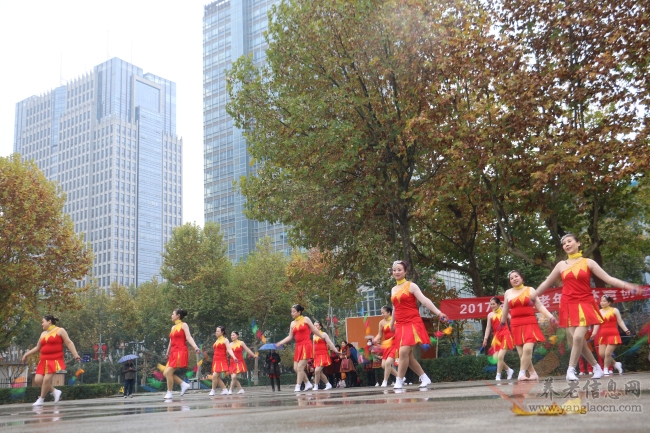 跳躍的花鍵、舞動(dòng)的花繩、燦爛的笑容傳遞出新時(shí)代老年人的幸福感【組圖】